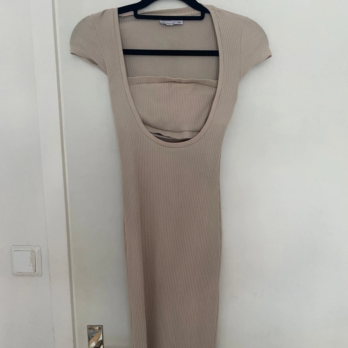 Beige ribbad klänning