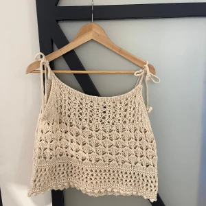 Virkad topp - Säljer den här fina toppen från zara. Använd fåtal gånger. Är så fin för stranden. Är i storlek M men passar mindre storlekar