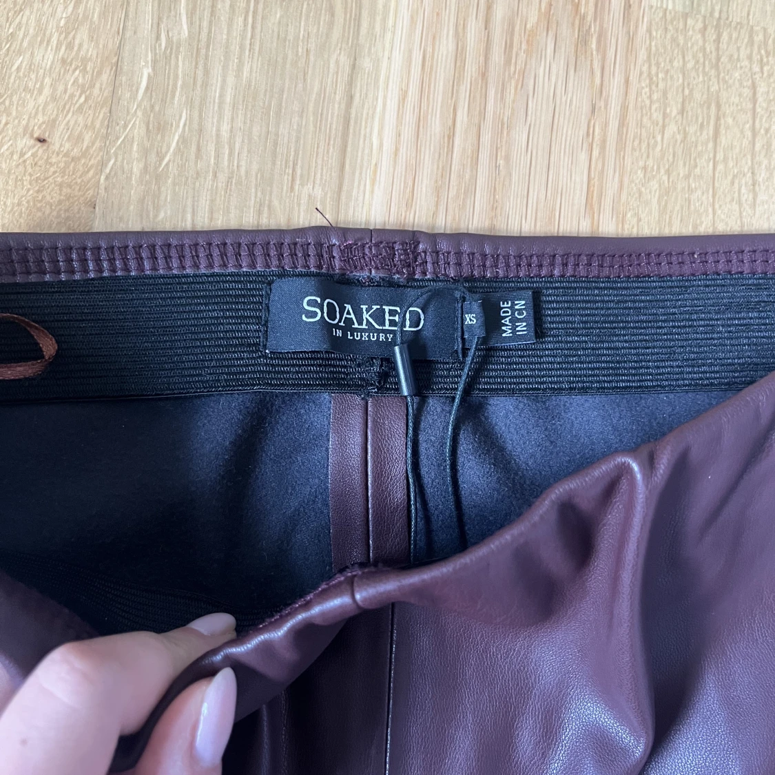 Vinröda lågmidjade skinnbyxor