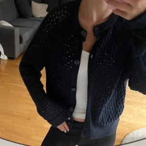 Stickad kofta - Säljer denna fina stickade kofta från Kappahl, nästan aldrig använd💕