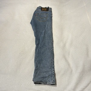 Levis jeans - Insydda i midjan men wide modell i benen. W30L30