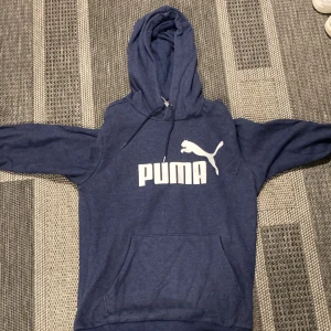 Blå hoddie - En blå hoddie i storlek S som knappt är använd.