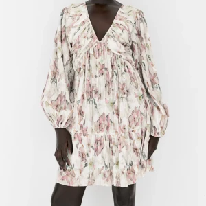 Klänning - Fin klänning från hm nyskick använd typ 2 gånger.