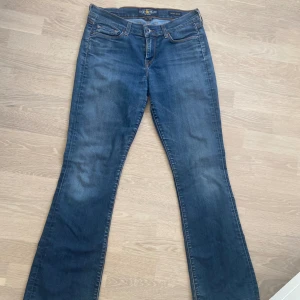 Mörkblå lågmidjade Bootcut jeans - Säljer mina supersnygga blå bootcut jeans pågrund av att dem blivit för stora. Köpta secondhand för 500kr💕pris kan diskuteras!!