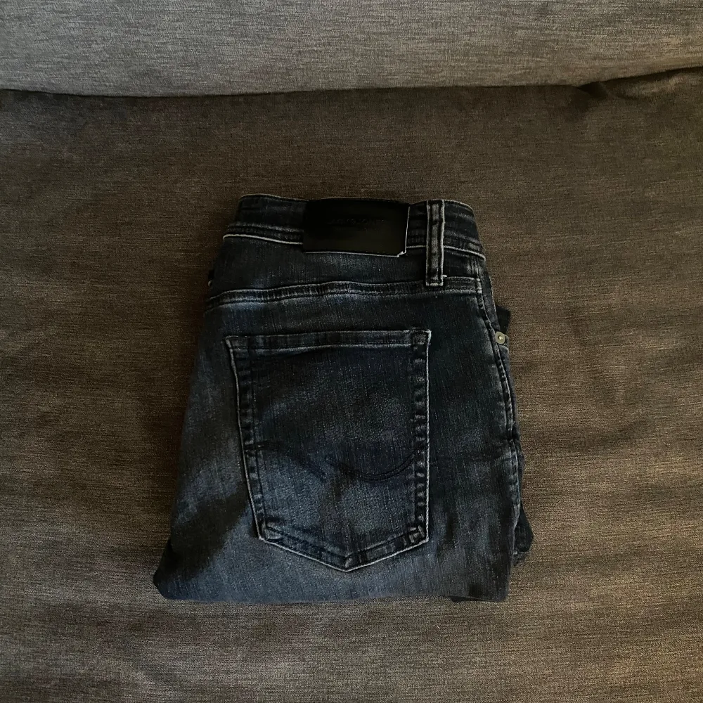 Säljer dessa sjukt feta Jack and Jones jeans, de är i modellen skinny Liam och är sjukt stretchiga. Storlek är W32/L32. Skriv vid minsta lilla fundering och skicka gärna prisförslag. . Jeans & Byxor.