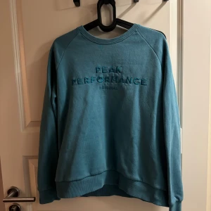 Peak swetshirt  - Turkos/blå peak swetshirt  Stl M 200