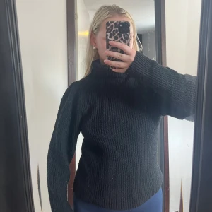 Svart stickad tröja med polokrage  - Svart stickad tröja med polokrage ifrån Gina Tricot. Storlek L