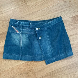 Lågmidjad Diesel Kjol - As snygg Diesel kjol! Tyvärr förliten på mig, nytt skick! Måtten finns med på bilderna!