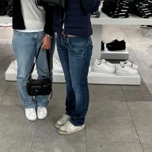 Pepe Jeans - Säljer då dem inte passade mig, nypris 900. Skriv för mer info!💕 (insydda vid låren men inget som syns)