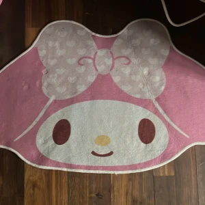 Kawaii my melody matta - 75cm bredd jätte gullig my melodi matta, ganska ny och, ska ska en ny vit matta till mitt rum i stället för den här, därför säljer jag den!! 💕