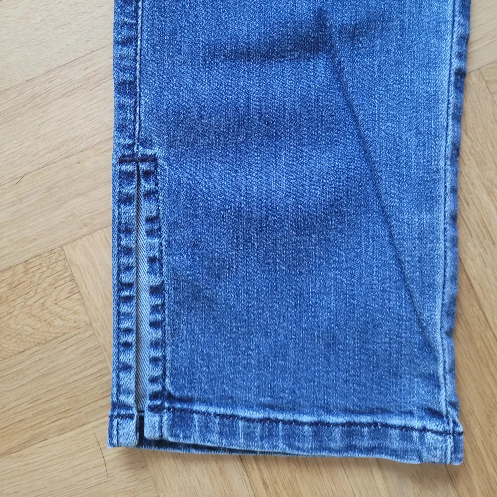 Säljer dessa snygga jeans från Diesel i modellen Sandy ankle. Storlek W24 L30. Midja rakt över: 34 cm. Innerbenslängd: 67 cm. Nyskick. Hör gärna av dig om du har några funderingar🩷. Jeans & Byxor.