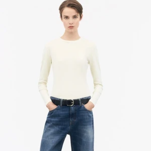 Stickad topp - En super fin stickad topp som har en fin passform och är ett bra basplagg i garderoben. Använd få några i bra skick. Kostar i nypris 800 kr men säljs för ett mycket bättre pris❤️priset kan diskuteras