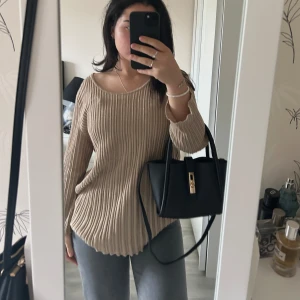 Persona By Marina Rinaldi ribbad tröja med gulddetaljer - Mycket fint skick, den har guldigt glitter på sig och känns lyxig och dyr.  Storlek står ej men skulle säga att det är storlek M!  (En liten M) Nypris över 1500