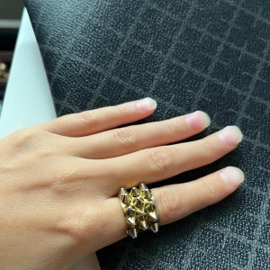 Edblad ring - Trendig guldring med nitar från Edblad i gott skick🌟🎀 fraktkostnad tillkommer📦