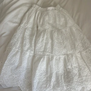 Långkjol vit  - Säljer en jätte fin långkjol som jag köpte på en marknad i Spanien för 350kr den har ett hål på sidan långt ner på kjolen, storleken är xxs men passar även S, passar mig i längden som är 155