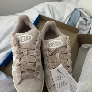 Adidas Campus  - Säljer dessa oanvända adidas campus 00 då dom inte passa mig. både vita och beiga snören är med💕 bud på 950