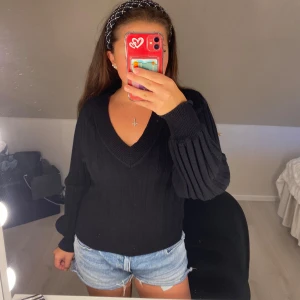 Tröja - Säljer denna tröjan. De är typ en stickad tröja men ändå inte. Den är ifrån object och Andvänd fåtal gånger. Pris kan diskuteras vid snabbt köp. 