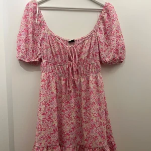 Rosa klänning  - Fin rosa klänning från GinaTricot. Använd endast en gång. Fina knytdetaljer fram. 