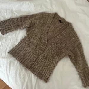 Stickad kofta med trekvartärm  - Säljer min jättefina kofta som inte kommer till användning. Kom privat för frågor❤️❤️