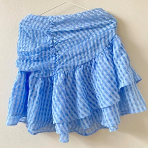 Blå volangkjol  - Super söt blårutig volangkjol från h&m💗