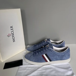 Moncler skor - Säljer ett par sjukt snygga moncler skor i storlek 45, cond 9,5/10 använda en gång, nyskick! Kommer med OG box , dustbag och booklet