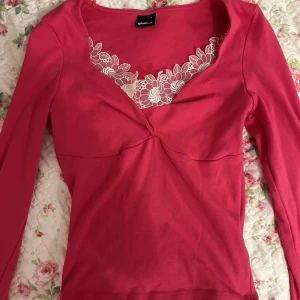 Uringad, rosa topp med spets - Rosa långärmad tröja med spets från Gina, jätteskön och fin🩷