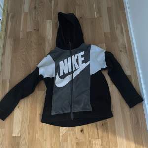 Nike ziphoodie i storlek XL i barn 158-170 CM borde passa XS i herr Skick: lite solbränd