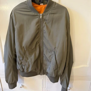 Cool bomberjacka  - Säljer en cool grön bomberjacka. Storlek M men jag brukar ha S och sitter bra på mig. 