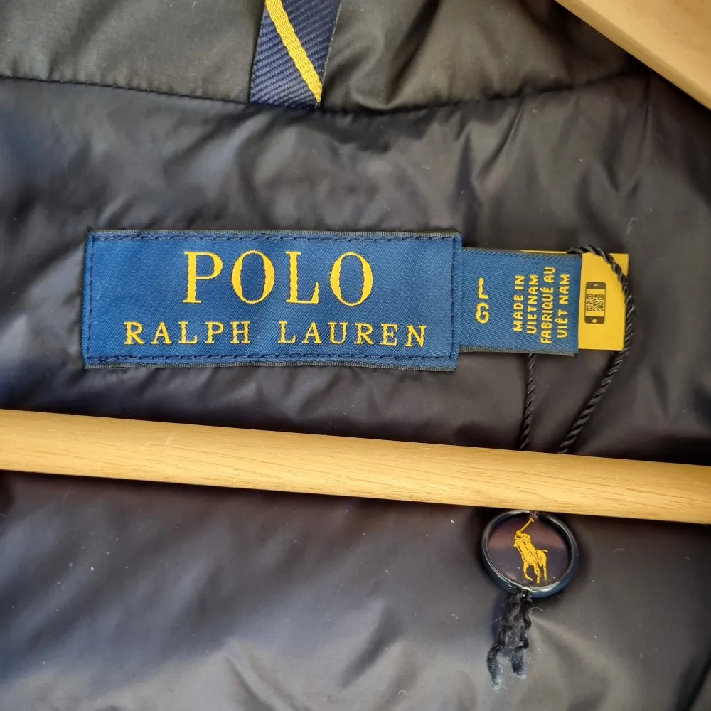 Ralph lauren väst i absolut nyskick, använd kanske 5 gånger max. Inga märken, håll eller annat skit. Toppskick. 100% äkta, köpt på Joel & Jolina i borås, kvittot kasta jag för länge sen då den är köpt för ca 1 år sedan. Qr kod finns på sista bild.. Jackor.