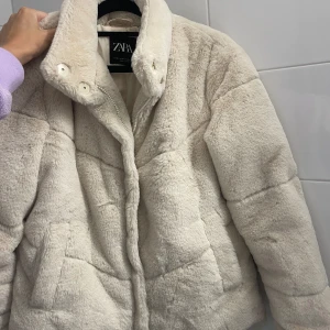 Beige teddyjacka från Zara - pälsjacka från ZARA, storlek Xs, fint sick