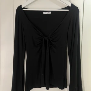 Design by si ”Maddy blouse”  - Använd 1 gång men kommer tyvärr inte till användning!!! Jag brukar ha S i tröjor i vanliga fall men den här passar mig superbra ändå, xs/s blev för kort i armarna på mig och den här är perfekt i armarna, är ca 170cm lång💞