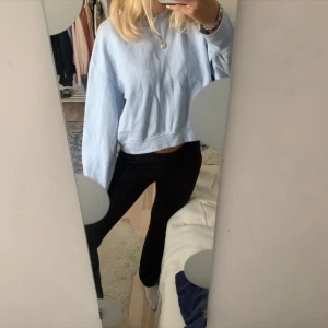Zara collegetröja - Babyblue zara college tröja💕 Begagnad så det är liten luggig. Storlek M men passar bättre till S 