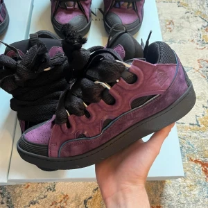 Lanvin Curbs (Batman) - Säljer dessa snuskiga Lanvin Curbs (DC collab-Batman), otroligt feta och funkar perfekt för att övervaka Gotham🦇, Endast testade! Retail 11 000 mitt pris 3799! 100% äkta, Storlek 42, bredda passar oftast större. Kom privat om fler frågor, tack mvh!