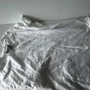 Porsche tröja - Snygg Porsche tröja med stort tryck på baksidan har inte använts nån gång så den är fräsch och oanvänd 