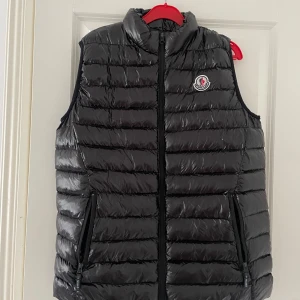 Moncler väst - Väldigt bra och fin väst  använt max 5 gånger  storlek M 
