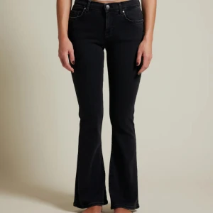 Low flare  - Säljer mina snygga och popluära low flare  i storlek XS/31 då de inte kommer till användning. Är i bra skick och sitter perfekt 😍 Kan postas eller hämtas i Västerås.