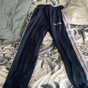 Äkta palmangels byxor men kvitto finns inte men dem är 100% äkta och kan legit cheka när du fått paketet. Pris kan diskuteras. - Skick 9-10