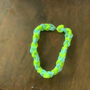 Neon färgad Sverige armband  - Ett fint hållbart neon färgat Sverige armband 