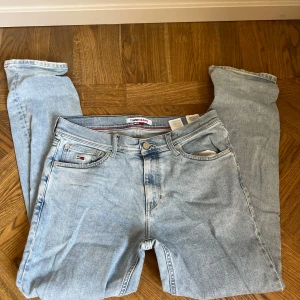 Tommy Jeans - Tommy jeans i storlek 30/32. Relaxed straight. Mycket bra skick. Ljusblåa. 