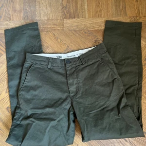 Gröna byxor - Mörkgröna byxor från selected homme. Mycket bra skick. W30/L32. Straight, mid Rise och regular fit. 