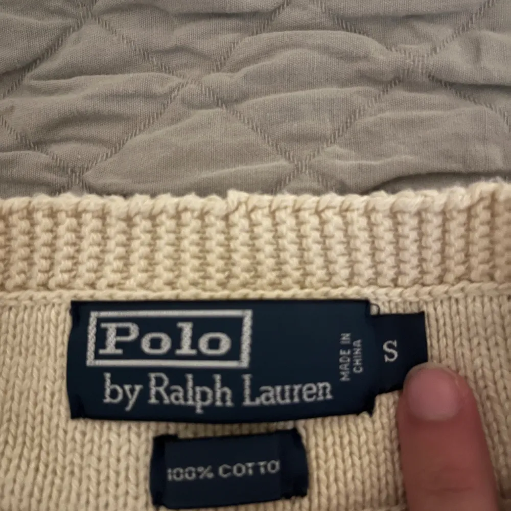 Klassisk stickad polo tröja från ralph lauren. Inget kvitto tyvärr därav priset Handtvättas  Endast provad. Stickat.