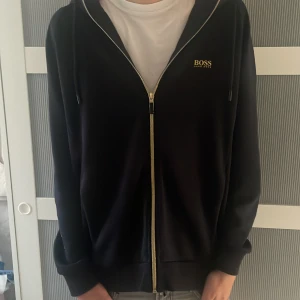 Zip hoodie - Säljer denna Hugo Boss zip i storlek S. I skick 9/10. Priset är inte hugget i sten. Hör av dig vid funderingar.
