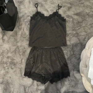 Pyjamas Set - Från shein i stl XS men passar för större storlekar, super fin och skönt att ha hemma!