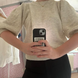 Stickadtröja  - Stickadtröja med trekvarts puffärmar. Storlek M från Vero Moda. 