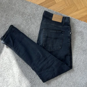 Svarta tiger of Sweden jeans - Svarta tiger of Sweden jeans i storlek 34x32 men sitter igenligen som 33 eller 32 i midja. Modellen är pistolero som sitter slimfit. Super snygga och sköna nu till hösten och vintern. 
