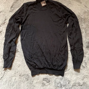 Tröja Oscar Jacobson  - Säljer min svarta tunna tröja från Oscar Jacobson i bra skick. Storlek S