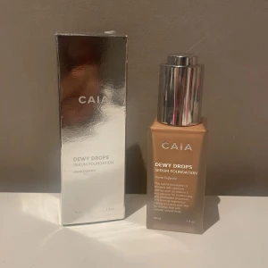 Caia dewy drops - Caias dewy drops. Endast testad, säljer då det är fel färg för mig. Shade: 30c Nypris: 345kr pris kan diskuteras.