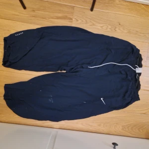 Vintage nike trackpants  - Vintage 2000's nike trackpants. Har band vid midjan så man kan justera storleken.