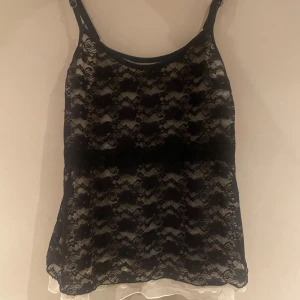 Söt spetslinne - Jättegulligt spetslinne med blommig möster och tunt lager under. Skriv för fler bilder. Pris kan diskuteras. Skulle säga att den passar xs/s