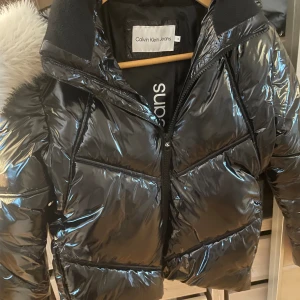 Säljer jätte snygg Calvin klein jacka🩷 - Tyvärr är det för liten på mig, väldig snygg till vintern och hösten, jättebra skick och använd fåtal gånger. Storlek 12 (152) nypris ca 1000kr 